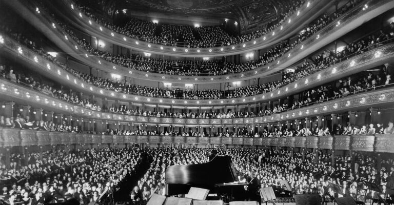 Metropolitan Opera House, a concert by pianist Josef Hofmann.