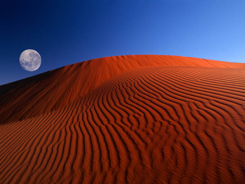 Windows XP Desktop Background: Red moon desert.